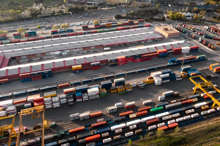 a777226a-5a5c-4b36-afc6-1184599fb801-containers-railways-shipment-concept.jpg